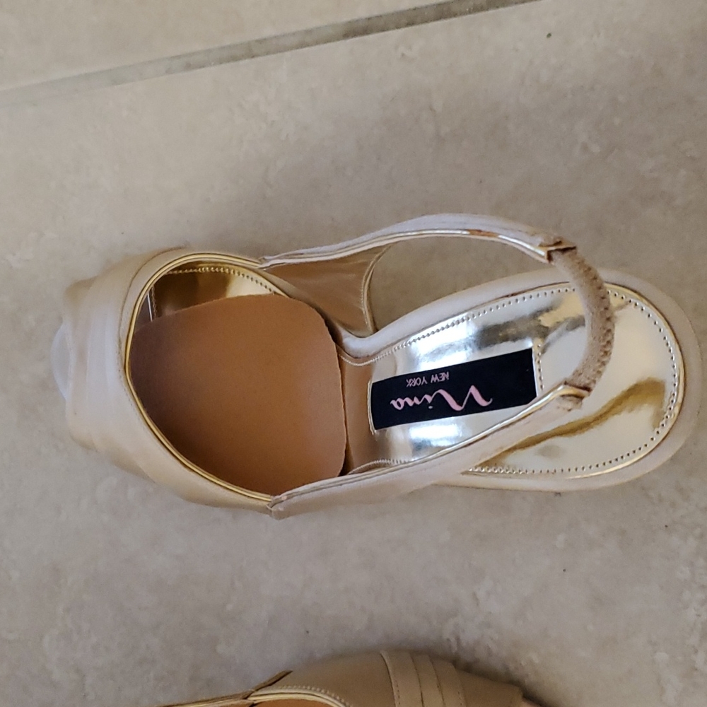 Nina New York size 7M open toed gold heel shoes - Picture 2 of 5